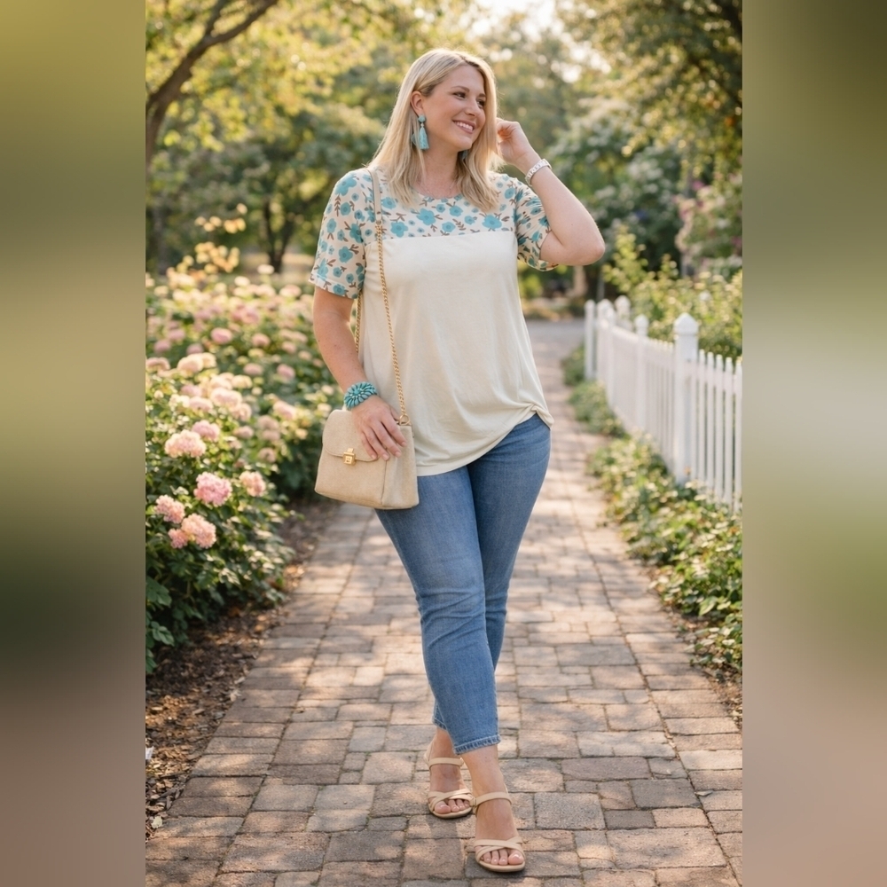 🤩 NWT Sterling Kreek Floral Sleeve Women's Top - Cream and Blue Size L